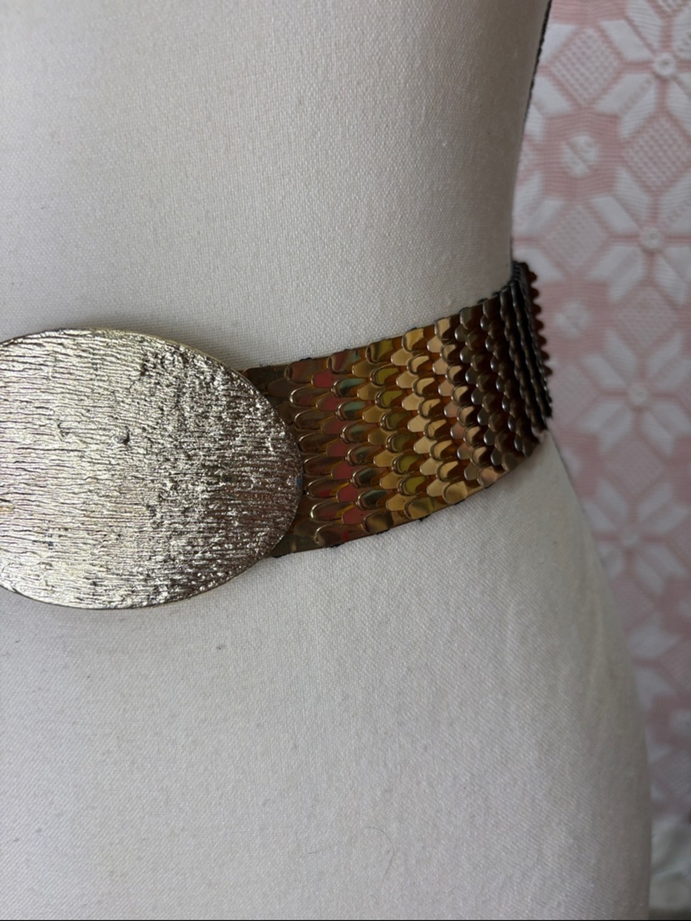 Vintage Gold Tone Stretch Belt Statement Oval Clasp - Picture 3 of 8